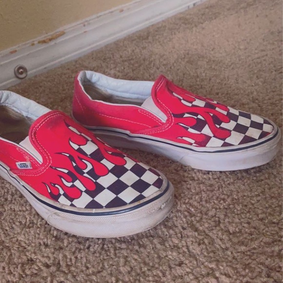 Good condition low red fire drip black and white checkerboard design. - Picture 2 of 5